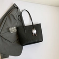 Bolso tote grande de cuero negro con textura de dibujos animados y colgante de felpa blanca - Con Colgante de Peluche / Negro