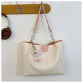 Detalle de bolso tote de PU blanco con ribete rosa, cadena de plata y pompón suave - Tipo estándar / Rosa