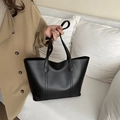 Bolso tote negro minimalista en piel sintética con costuras y diseño espacioso - Negro
