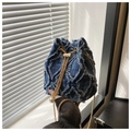 Detalle de bolso cubo vaquero con flecos de rombos y cadena dorada con adorno de perla - Azul