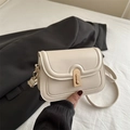 Piccola borsa a tracolla quadrata bianco crema con chiusura a rotazione in metallo dorato - Bianco