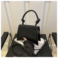 Détail du sac bandoulière noir en simili croco avec poignée nouée et bandoulière - Noir