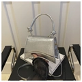 Sac à main argenté à texture crocodile avec poignée nouée et finition métallique chic - Argenté