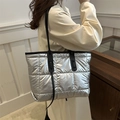 Gesteppte silberne Einkaufstasche mit Metallfinish und schwarzen Lederriemen - Silber