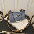 Borsa a spalla in denim azzurro con fiocco argentato e dettaglio catena di perle - Blu