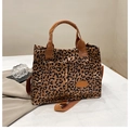 Borsa tote in tela leopardata con tasche frontali e tracolla in tessuto regolabile - Marrone (Senza Ciondolo)