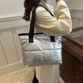 Sac fourre-tout matelassé en coton spatial argenté avec bandoulière noire - Argenté