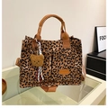 Borsa tote leopardata in tela con ciondolo a forma di orso e tracolla regolabile - Marrone (Con Pendaglio)