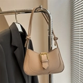 Sac hobo beige chic avec boucle dorée et bandoulière nouée sur fond minimaliste moderne - Kaki
