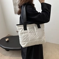 Sac cabas argenté matelassé en coton spatial avec bandoulières noires, style moderne - Blanc
