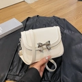 Piccola borsa a tracolla bianco crema con elegante fiocco in metallo argento - Bianco