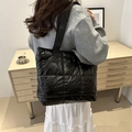 Sac fourre-tout matelassé noir brillant en nylon avec large bandoulière en tissu - Noir