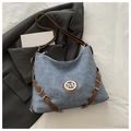 Borsa a tracolla in tela grigio-blu con logo M e cinturini in pelle marrone su sfondo bianco - Blu senza ciondolo