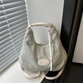 Borsa tote geometrica verde e bianca con etichetta in pelle su davanzale soleggiato - Stile Borsa Singola / Verde