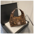 Umhängetasche mit Leopardenmuster, Lederriemen und Metallschnalle in Geschenkbox - Braun Ohne Anhänger