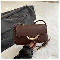 Détail du sac baguette en cuir mat marron avec boucle dorée et bandoulière en corde nouée - Marron