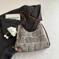 Borsa a tracolla intrecciata retrò con trama geometrica marrone e bianca e pelle - Caffè Con Ornamento