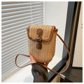 Détail du sac bandoulière en paille tressée avec bordure en cuir brun et fermoir bûchette - Kaki