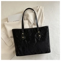 Detail of a black large tote bag with gold rivets and vintage wrinkled texture - No Pendant / Black