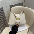 Elegante borsa a spalla baguette in pelle bianco crema con fibbia dorata da donna - Bianco