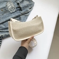 Stroh-Schultertasche mit breitem Ösengurt und Halbmond-Design in Cremeweiß - Weiß