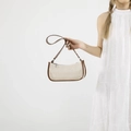 Stroh-Schultertasche mit braunem Lederbesatz und breitem Gurt vor weißem Hintergrund - Braun