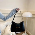 Borsa a spalla hobo classica in pelle nera con fibbia metallica dorata strutturata - Nero