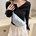 Bolso bandolera de pecho con rayas azules y moradas y correa ajustable en una modelo - Azul