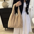 Chic beige faux fur tote bag with a soft plush texture for stylish autumn fashion - No Pendant / Khaki