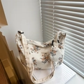 Borsa a tracolla in velluto a coste floreale con portamonete abbinato su sfondo bianco - Arancione