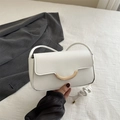 Borsa baguette bianca minimalista con fibbia dorata e tracolla intrecciata - Bianco