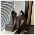 Detail der braunen Shopper-Tasche mit Webstruktur und passender Innentasche - Kaffeebraun