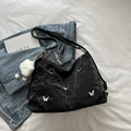 Grand sac fourre-tout noir plissé avec papillons argentés sur une veste en jean - Avec Pendentif / Noir