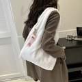 Sac fourre-tout blanc en peluche avec breloque poupée rose et texture douce - Pendentif Monstre Rose à Longues Jambes / Blanc