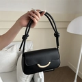 Borsa a baguette nera minimalista con fibbia in metallo dorato e tracolla con nodi - Nero