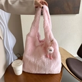 Sac fourre-tout rose en peluche avec texture fausse fourrure et breloque monstre - Pendentif Monstre Rose à Longues Jambes / Rose