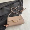 Piccola borsa a tracolla marrone chiaro in pelle con fibbia dorata e tracolla con nodo - Cachi