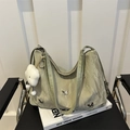 Grande borsa hobo verde salvia con fibbie a farfalla e ciondolo a nuvola peluche - Con Ciondolo a Nuvola / Verde
