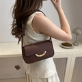 Borsa baguette marrone scuro minimalista con fibbia dorata e dettaglio nodo sulla tracolla - Marrone