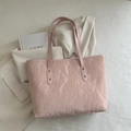 Borsa tote rosa con trama a pieghe e rivetti dorati per uno stile estivo minimalista - Rosa Senza Ciondolo