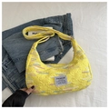 Dettaglio borsa a mezzaluna in nylon giallo con cuciture a onde colorate ed etichetta - Stile di base / Giallo