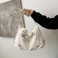 Borsa a spalla bianca a mezzaluna con fibbia a farfalla argento e ciondolo a nuvola - Con Ciondolo a Nuvola / Bianco