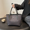 Schicke graue Polka-Dot-Einkaufstasche mit roten Akzenten und silberner Schleife - Herz