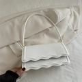 Bolso de hombro blanco minimalista con solapa ondulada y detalles en metal oro - Blanco