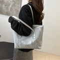 Borsa tote argento metallizzato con trama stropicciata e sottili tracolle da donna - Argento Senza Ciondolo