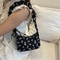 Schwarze Nylon-Achseltasche mit weißem Schleifenmuster und gerafftem Cloud-Tragegurt - Schwarz