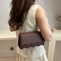Bolso de hombro minimalista marrón oscuro con solapa festoneada única para mujer - Marrón