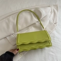 Bolso bandolera minimalista verde lima con bordes ondulados y correa de cuero PU - Verde