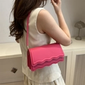 Sac à bandoulière rose vif chic avec rabat ondulé et détails dorés sur la lanière - Rose rosé