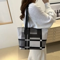 Minimalistische große Karo-Einkaufstasche mit schwarz-weißem Muster für den Alltag - Grau